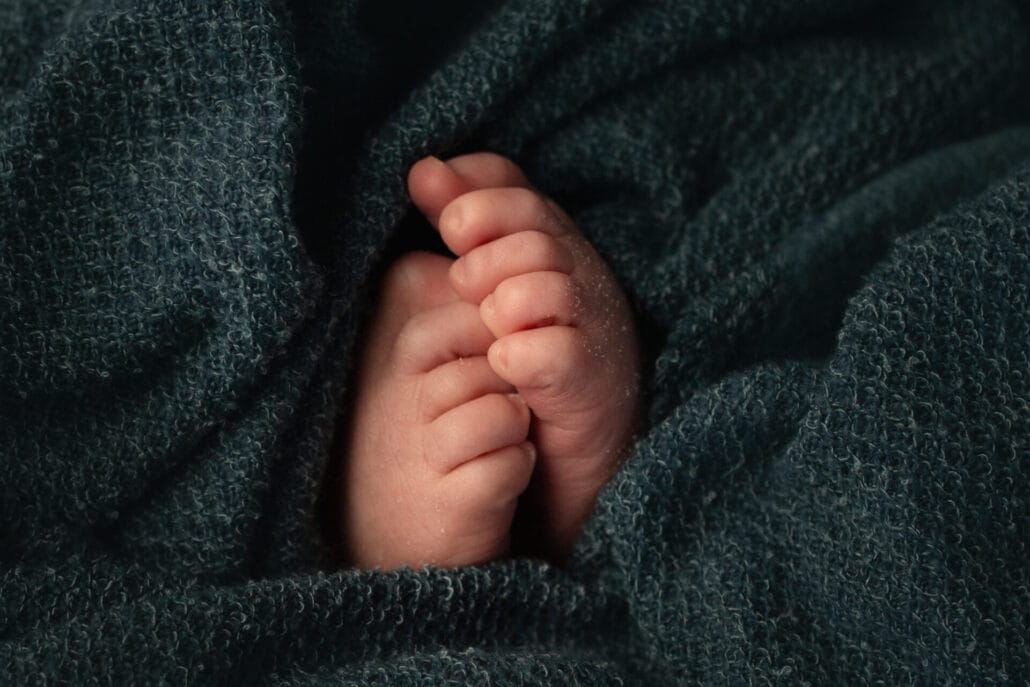 New Orleans newborn photographer featuring newborn baby toes