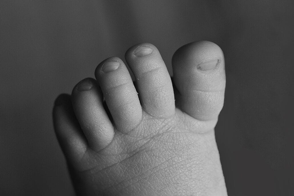 Newborn baby toes in studio with Baton Rouge's top fertility clinics.